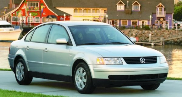 Ако питате в Източна Европа и Балканите специално, това е една от най-добрите коли в света. Синоним за издръжливост  в това кътче в Европа. B5 Volkswagen Passat пристигна през 1998 година с нова платформа, нов стил и подобрено задвижване.
Имаше един основен проблем: не изглежда наистина стилен. Това не е грозна кола, но и не направи нищо, за да разчупи калъпа. Много подобна философия на Jetta: правоъгълни фарове и задни светлини, напълно нормална решетка и типична форма на седан с три кутии.

Фейслифтът B5.5 направи всичко възможно, за да внесе малко повече усет с преработените си светлинни групи и предна решетка.  Все пак Passat имаше какво да предложи другаде. Беше страхотен за шофиране, супер просторен и практичен и още веднъж се предлагаха купища страхотни двигатели. Всички от гореспоменатата Jetta, разбира се, но също и очарователно странния и изключително ненадежден W8 във водещия модел.
